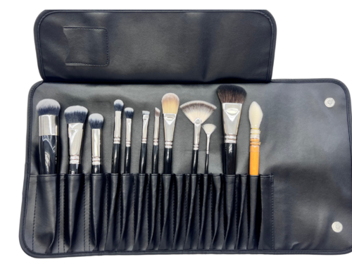Make-up Pinselset 13-teilig für Contouring und Highlight in geöffneter Pinseltasche – makeup-coach