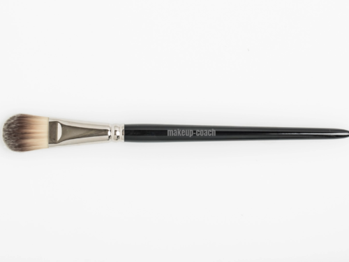 lacher Foundationpinsel für präzises Auftragen von flüssiger und cremiger Foundation – makeup-coach