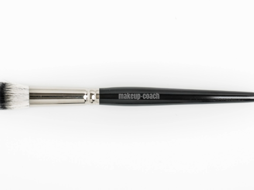 Kleiner runder Make-up Pinsel für Foundation und Blush – präzises Einarbeiten – makeup-coach