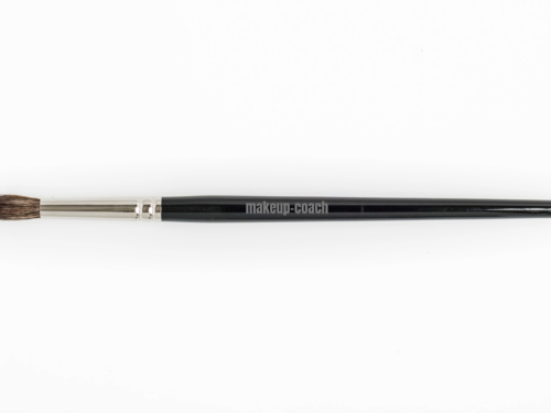 Langer ovaler Lidschattenpinsel mit braunem Kunsthaar für präzises Verblenden – makeup-coach