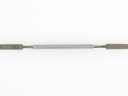 Zweiseitiger Metallspatel mit flacher und spitzer Seite für hygienisches Entnehmen und Mischen von Make-up Produkten