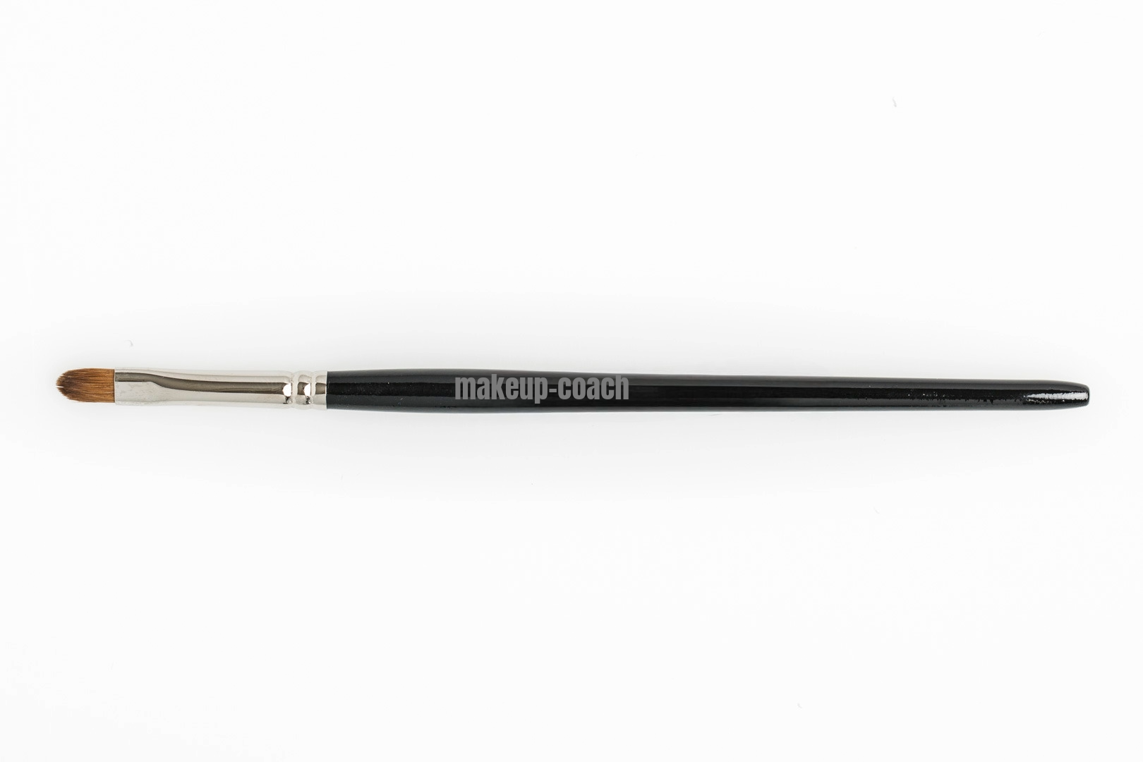 Kleiner ovaler Lidschattenpinsel braun für präzises Auftragen und Detailarbeit – makeup-coach