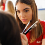 Giulia Liberti beim professionellen Make-up-Training mit MIA. – intensive Vorbereitung auf die WorldSkills mit Fokus auf Technik, Kreativität und Präzision.