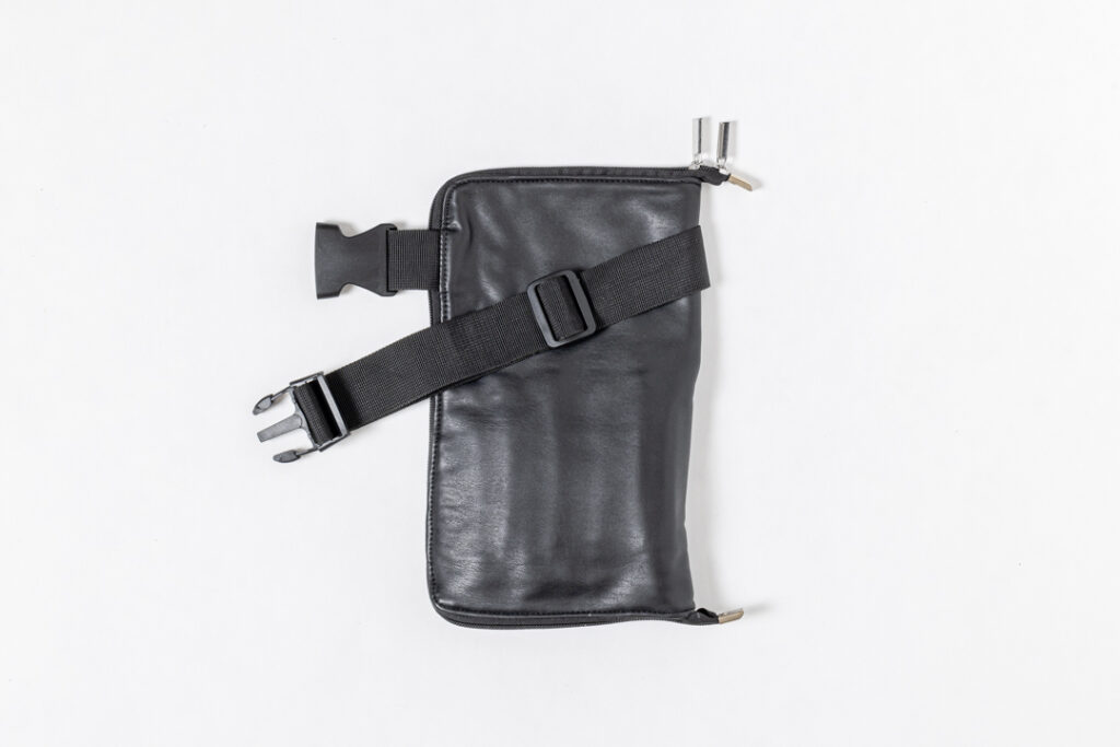Geschlossene schwarze Gürteltasche für Make-up Pinsel mit verstellbarem Gurt