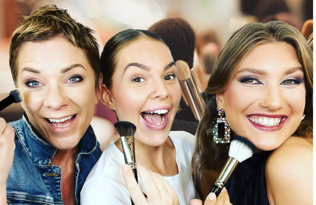 Make-up Artist Maria Ochsner mit Teilnehmerin und Modell beim Coaching, alle lachend mit Pinseln