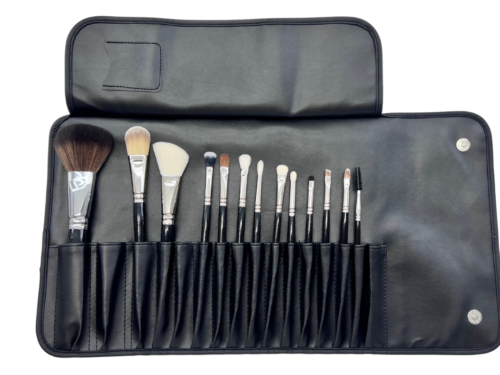 Make-up Pinselset 14-teilig in geöffneter Pinseltasche mit Schutzlasche – makeup-coach