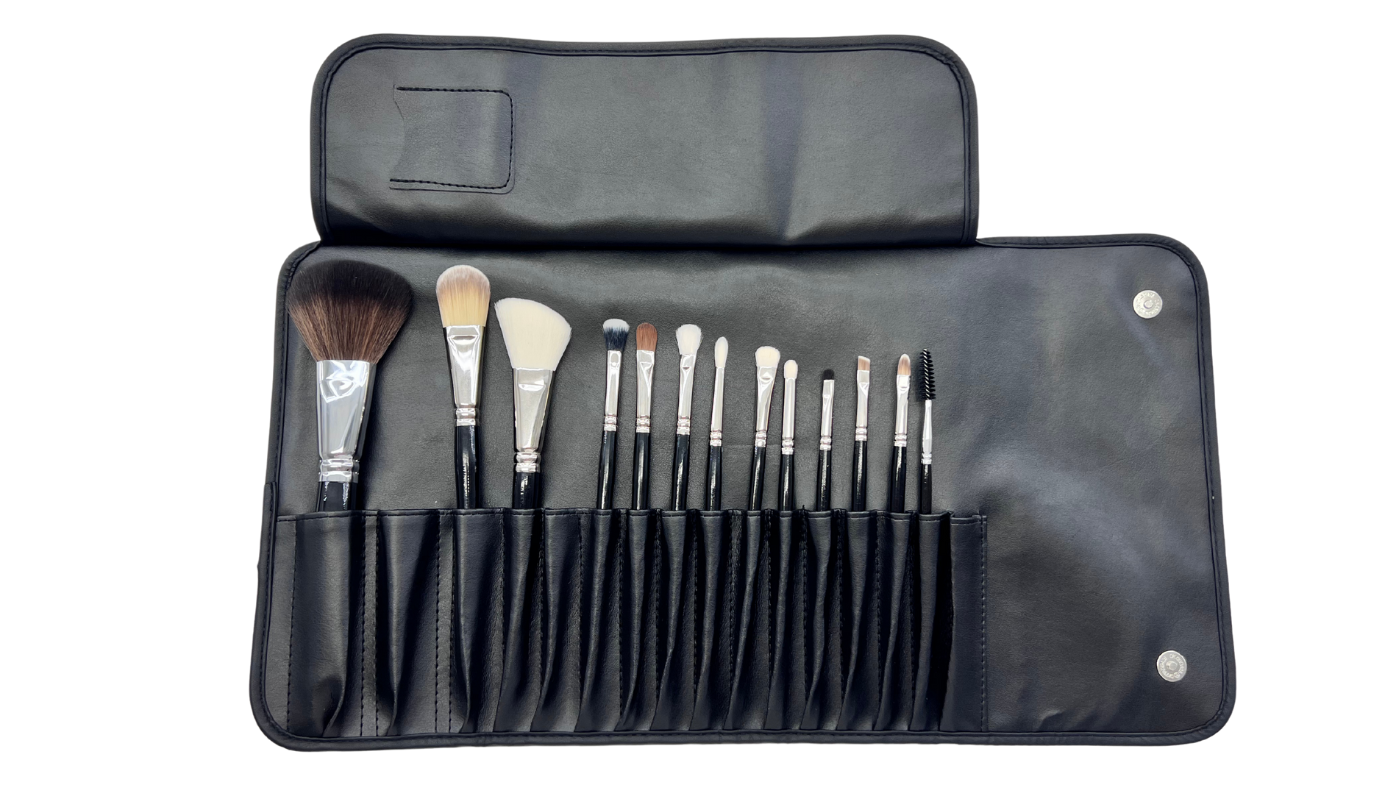 Make-up Pinselset 14-teilig in geöffneter Pinseltasche mit Schutzlasche – makeup-coach