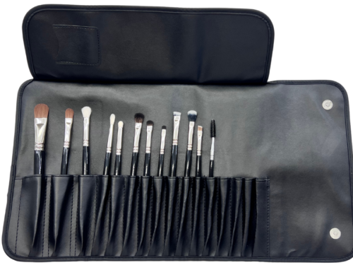 Make-up Pinselset 13-teilig für Augen Make-up in geöffneter Pinseltasche – makeup-coach