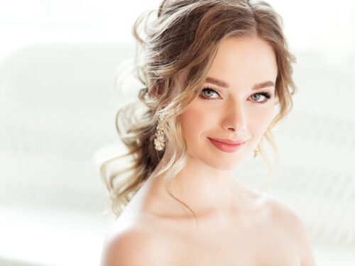 Braut mit halboffener, lockiger Frisur und natürlichem Nude Make-up Look