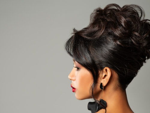 Frau mit dunklem Haar in eleganter Hochsteckfrisur (French Twist) im Profil