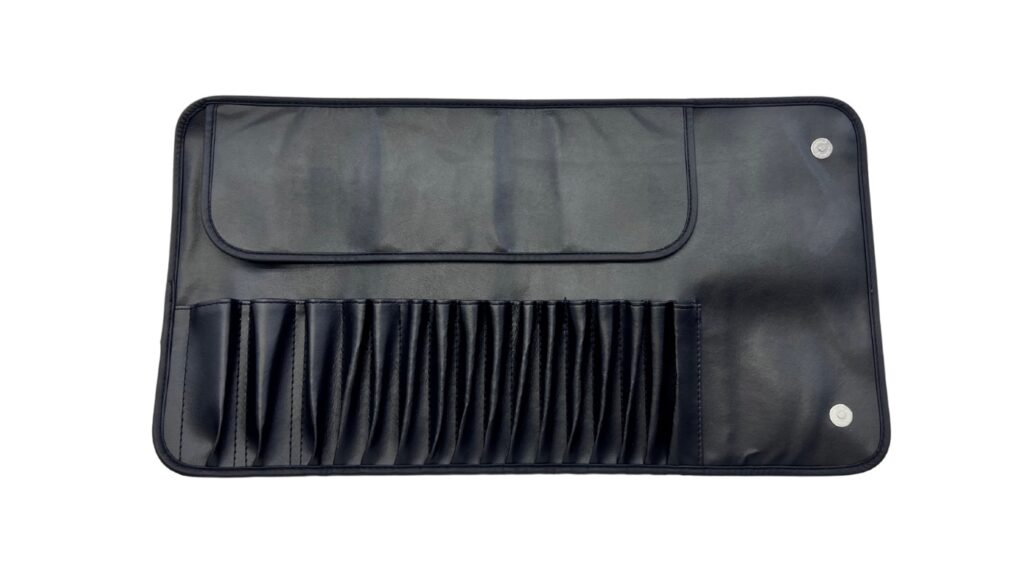 Geöffnete Pinseltasche mit Schutzlasche und Pinselfächern – Make-up Etui makeup-coach