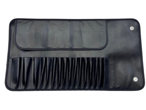 Geöffnete Pinseltasche mit Schutzlasche und Pinselfächern – Make-up Etui makeup-coach