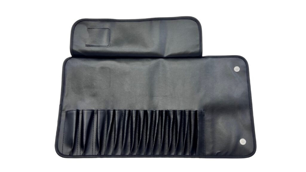 Pinseltasche geöffnet mit hochgeklappter Schutzlasche und Pinselfächern – Make-up Etui makeup-coach