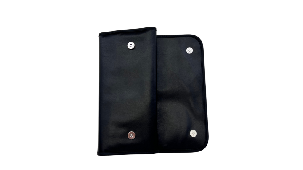 Pinseltasche halb geöffnet mit Druckknöpfen – Make-up Etui makeup-coach