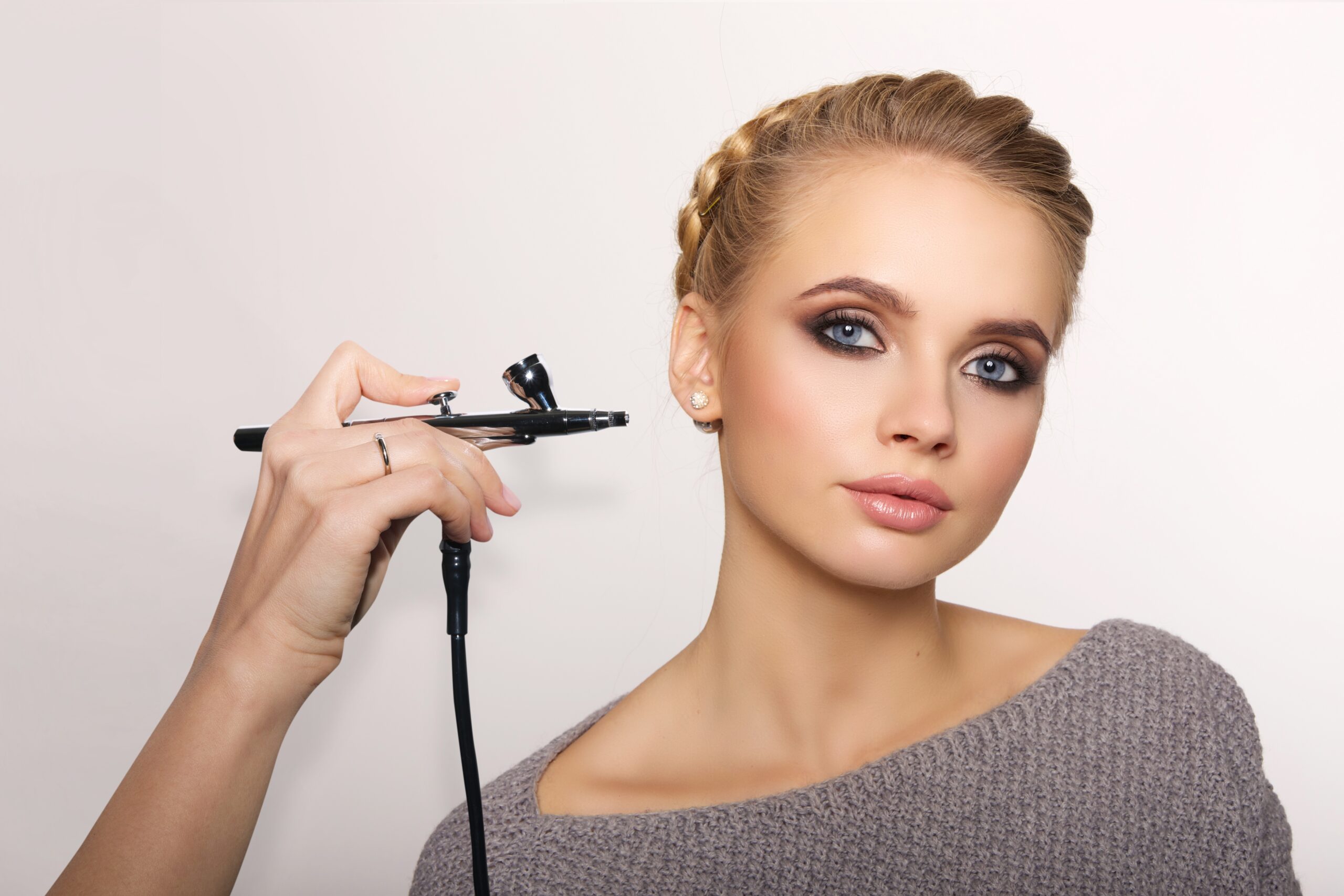Professionelles Airbrush Make-up am Modell – perfekt verblendeter Teint mit Airbrush-Technik
