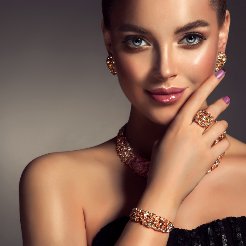 Eleganter Glamour-Make-up Look mit Schmuck – ideal für Business Make-up Schulung, Weiterbildung Beauty Branche oder Make-up Coaching für besondere Anlässe.