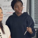 Teilnehmerin während des Make-up Coachings bei MIA in Wetzikon – praxisorientierte Make-up Artist Ausbildung mit Diplom.