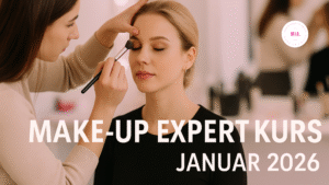 Professionelle Make-up Artistin schminkt Modell im Schulungsraum während des Make-up Expert Kurses von MIA. Dein Make-up Coach, Intensivkurs mit Diplom, Start Januar 2026, praxisnahes Training in kleinen Gruppen.