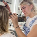Teilnehmerin der Make-up Expert Ausbildung bei MIA. Dein Make-up Coach schminkt ein Modell im professionellen Make-up Coaching