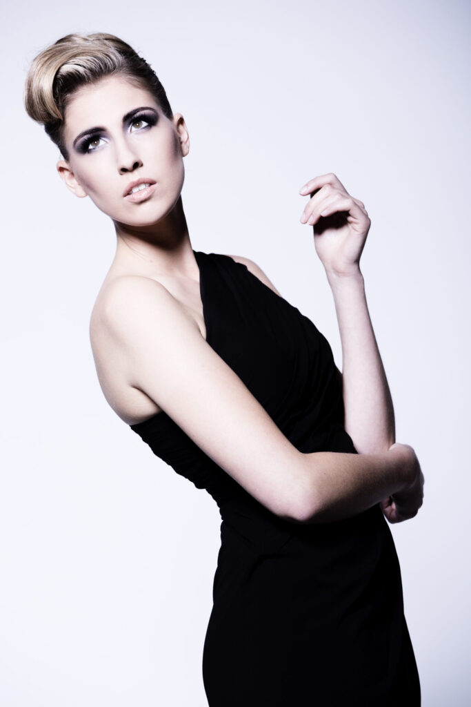 Elegantes Beauty Portrait mit Hochsteckfrisur und ausdrucksstarkem Augen Make-up