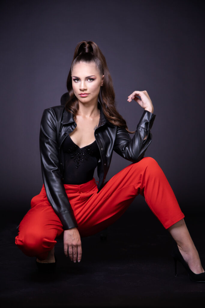 Fashion Beauty Look mit Make-up, Eyeliner, Glow Teint und modernem Styling in roter Hose und Lederjacke
