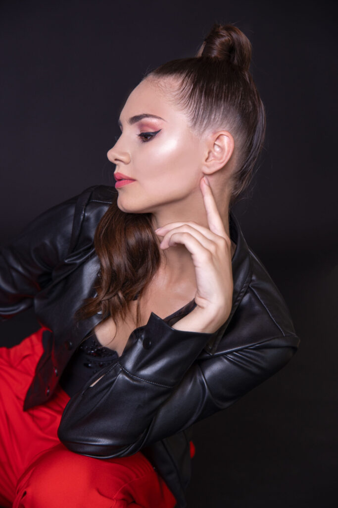 Elegantes Make-up mit Glow, präzisem Eyeliner und sleekem Haarstyling bei seitlichem Portrait