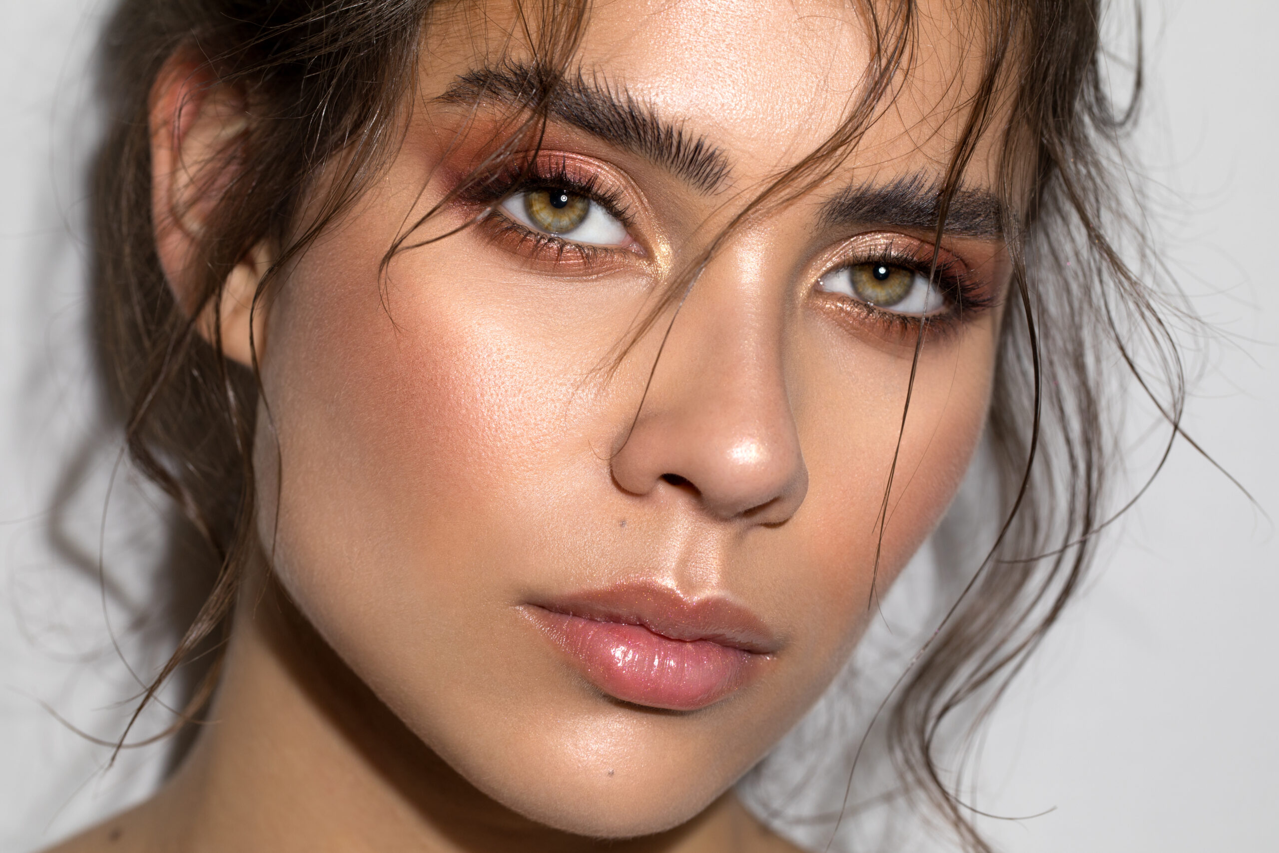 Frau mit glowy Nude Make-up, natürlicher Haut und undone Look