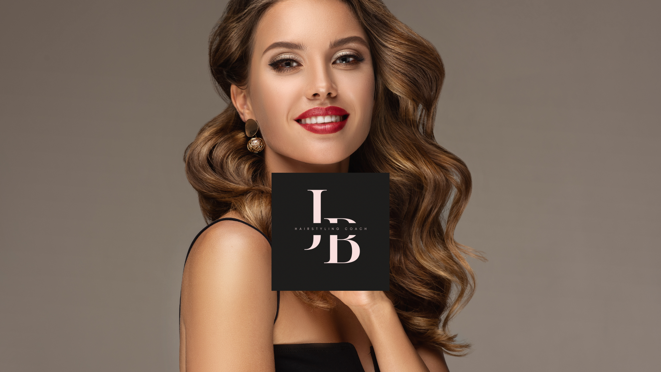 Frau mit glänzenden Hollywood Waves und elegantem Styling