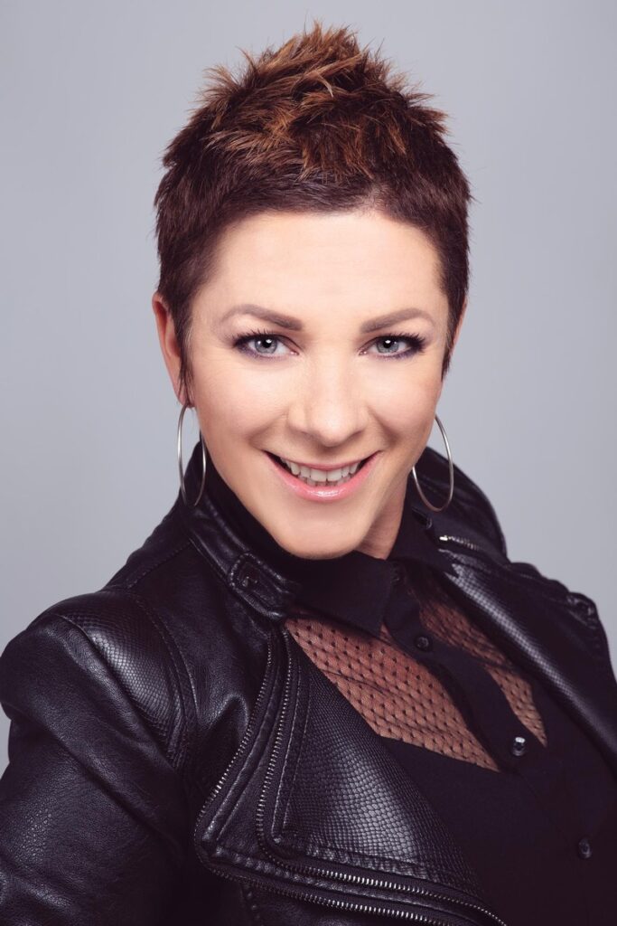 Portrait von Make-up Artistin Maria Ochsner mit kurzem Haar, Lederjacke und natürlichem Make-up