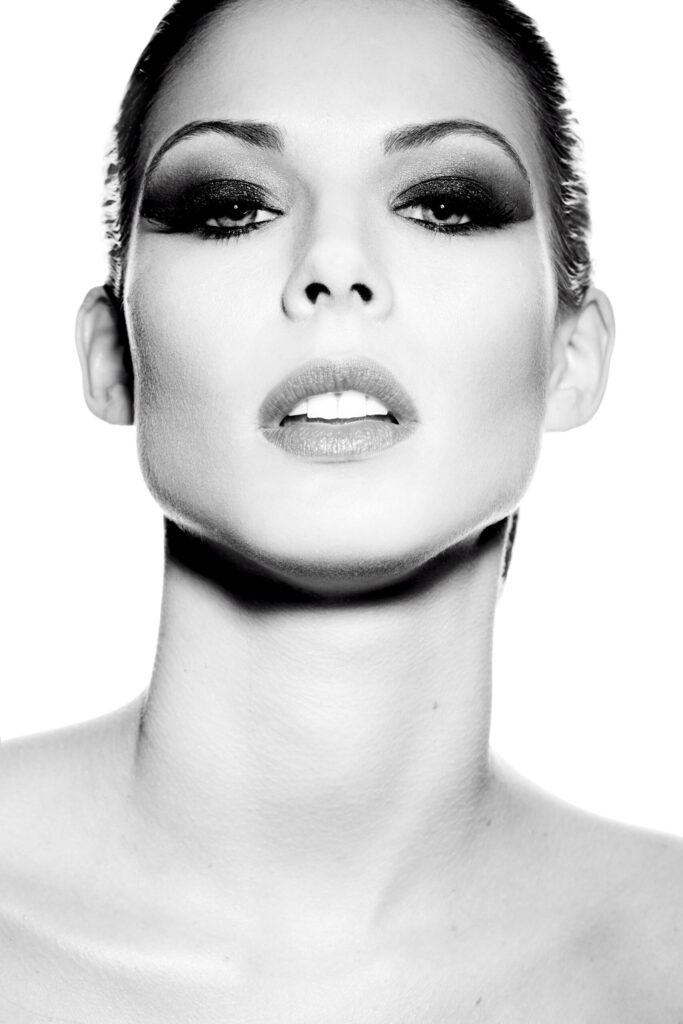 Schwarz-weisses Beauty Portrait mit intensivem Smokey Eyes Make-up und klar definierten Gesichtszügen