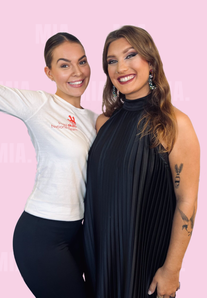 Zwei Frauen lächeln in die Kamera, eine mit natürlichem Look, die andere mit glamourösem Abend-Make-up